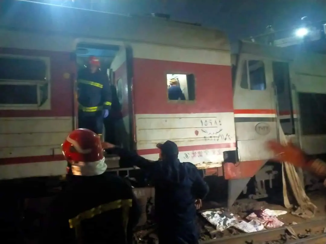 قطار قليوب يخرج عن مساره والصحة تدفع بـ 20 عربة إسعاف لنقل المصابين وأنباء عن وقوع وفيات