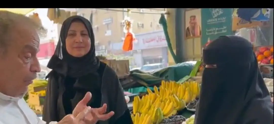أول فتاة سعودية تبيع في سوق جدة المركزي خضار وفاكهة