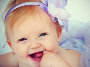 صور اجمل طفلة تبتسم ابتسامة تجزابة تسرق القلوب 