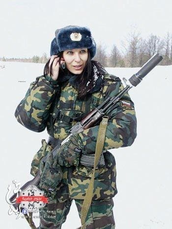 مجندة روسية تحمل رشاش آلي