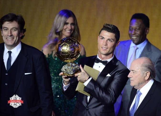 رونالدو يهدي الكرة الذهبية للجماهير في البرنابيو 