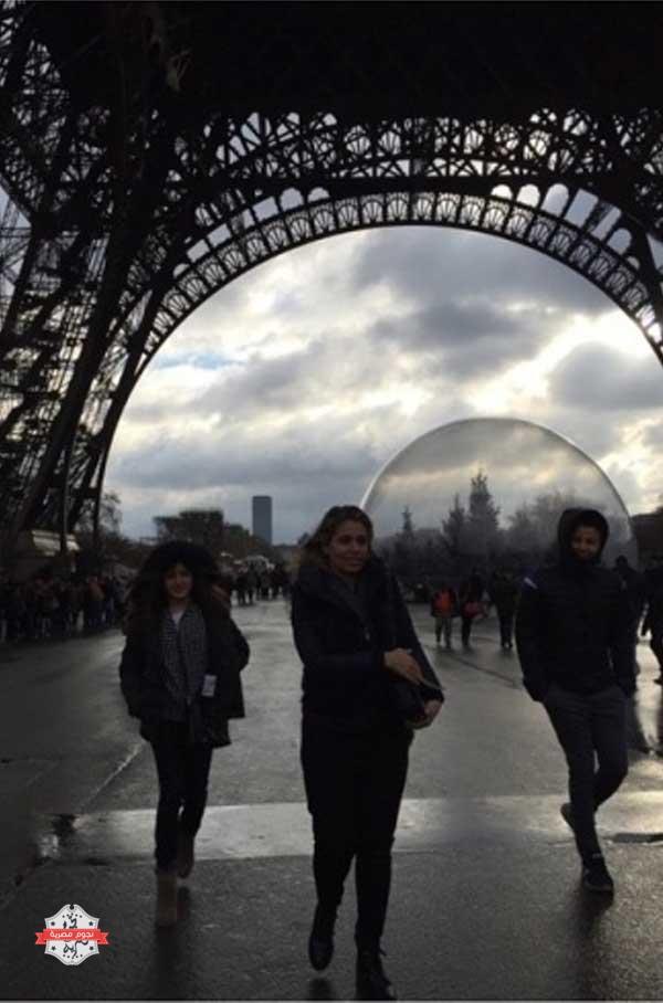 عائلة عمرو دياب تتنزه في شوارع باريس