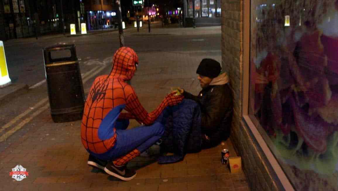 "الرجل العنكبوت" يقدم الطعام للمشردين
