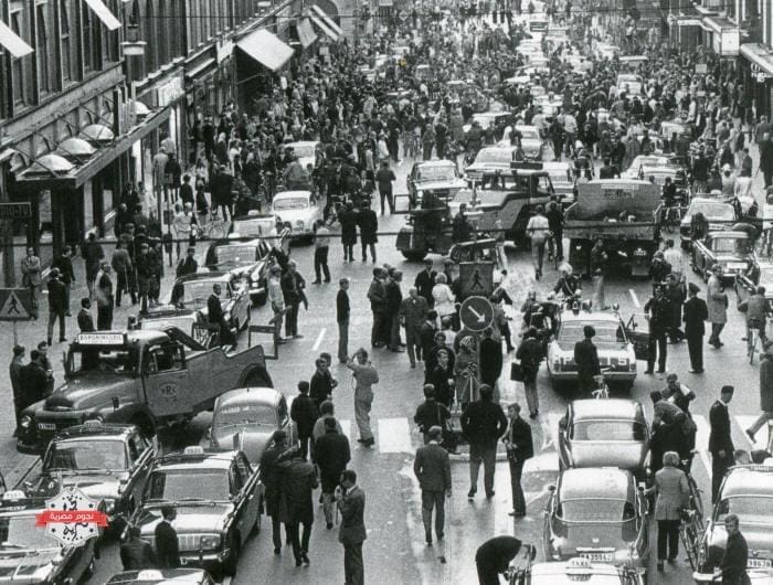 صورة توثيقية لـ اليوم الذي تحولت فيه مقاعد سائفي السيارات من اليسار إلى اليمين عام 1967