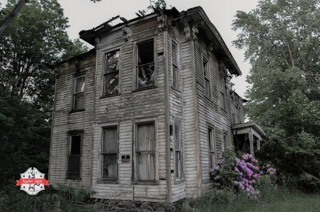 The Cater House Estate in Buffalo، New York، was home to a local sheriff who shot himself after the place went into foreclosure in 1968. The house has remained vacant ever since، but locals claim they regularly hear voices coming from it.
