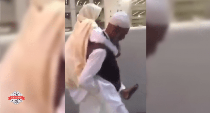 فيديو مؤثّر .. رجل يحمل أمه على كتفه ويطوف بها حول الكعبة خلال الحج