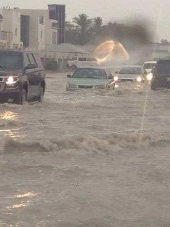 أمطار غزيرة تغرق شوارع قطر