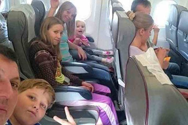 أول-صورة-من-داخل-الطائرة-ولبعض-من-كانوا-فيها-الأب-يوري-شينا-وزوجته-أولغا-وأولادهما-الثلاثة