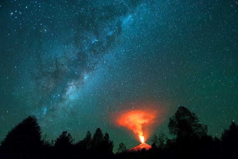 بركان-فيلاريكا-التشيلي-مع-خلفية-مجرة-درب-التبانة-سيلفا-اورتيز-تشيلي-810x541