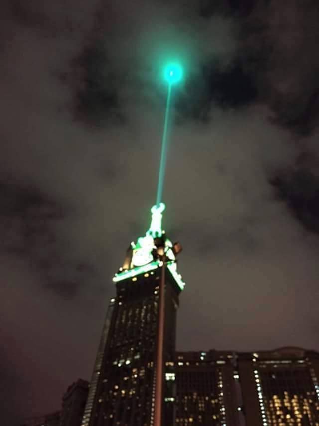 برج الساعة والضوء الأخضر