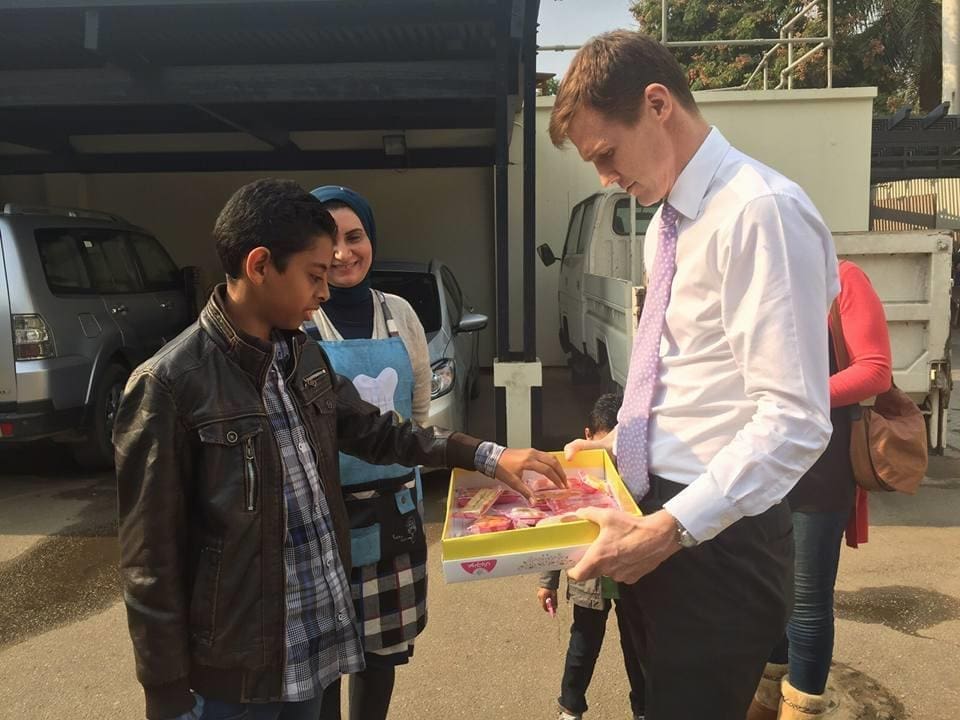 صور السفير البريطاني يوزع حلوي مولد النبي