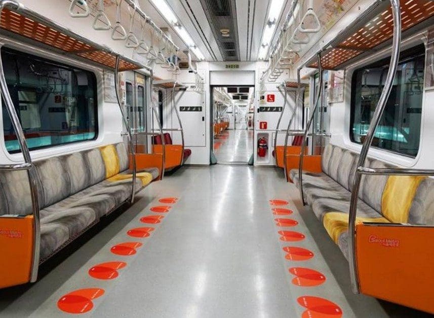 لاصقات برتقالية في المترو بكوريا الجنوبية