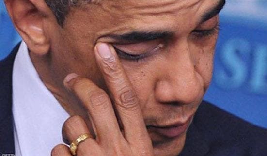 الرئيس الأمريكي باراك أوبام يذرف الدموع في خطاب له