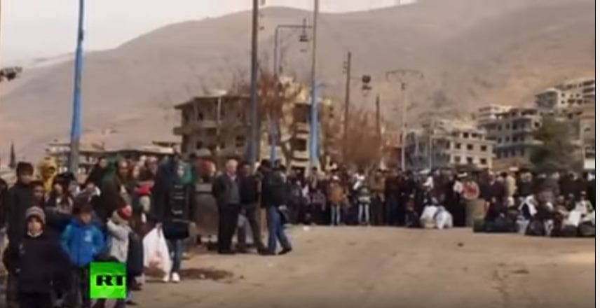 بالفيديو .. المشاهد الأولى لأهالي مدينة مضايا السورية التي تتضور جوعًا