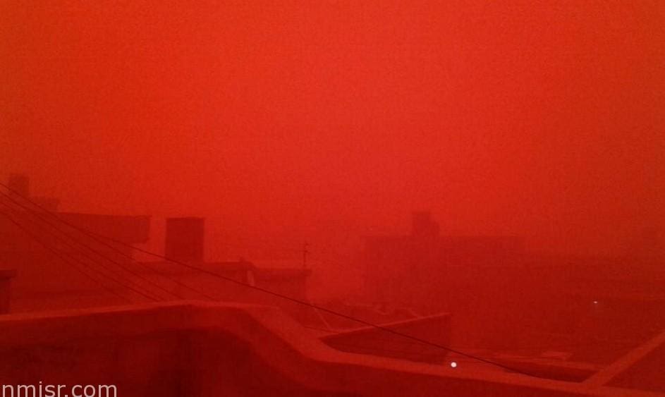 عاصفة رملية حمراء تجتاح مدينة طبرق بليبيا