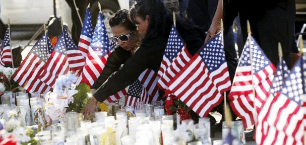 مواطنون يضعون الزهور لذكرى ضحايا حادث سان برناردينو
