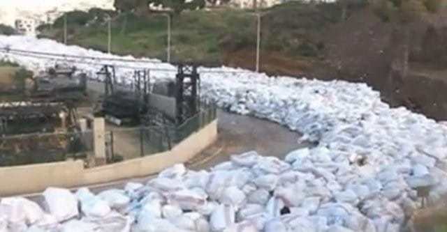 نهر من القمامة يجري وسط البيوت في بيروت