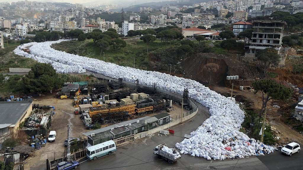 نهر من القمامة يجري وسط البيوت في بيروت