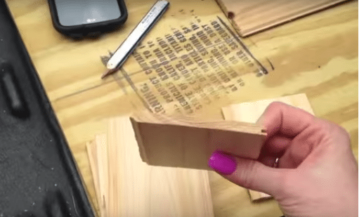 تقطيع لوح خشب لعمل تصميم