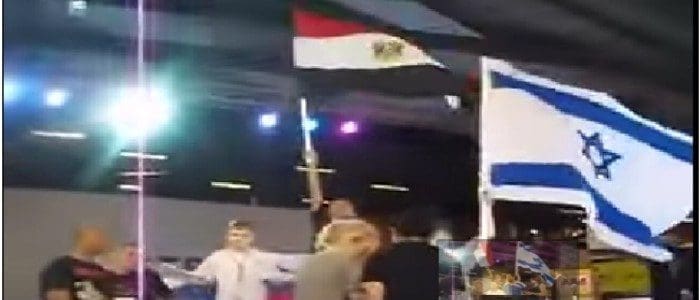 طفل مصري يشعل مواقع التواصل برفعة علم مصر فوق راية اسرائيل