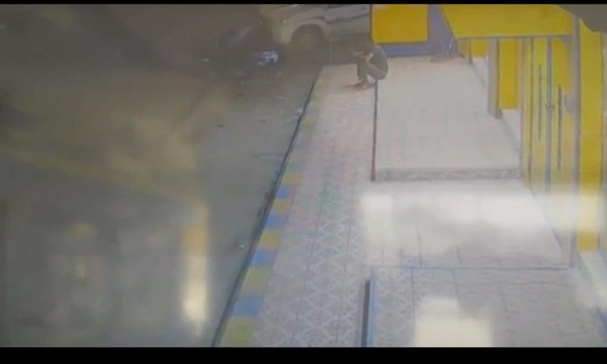 بالفيديو لحظة سرقة طفلين هاتفا محمولا من عامل أمام محله