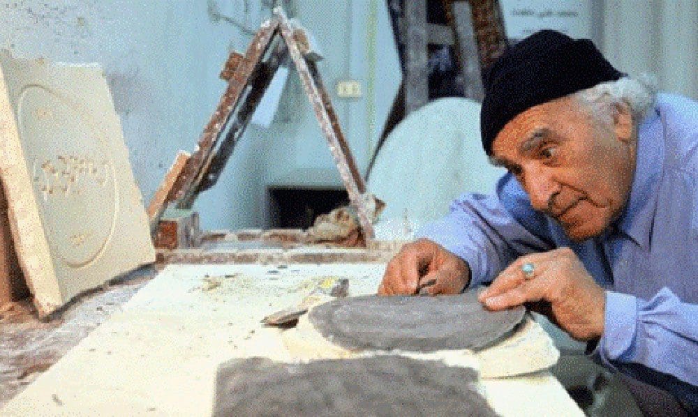 Mohammed-Ghani-Hikmat-working-in-his-studio