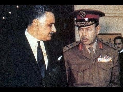 محمد فوزي وزير الحربية الأسبق وبجواره عبد الناصر 