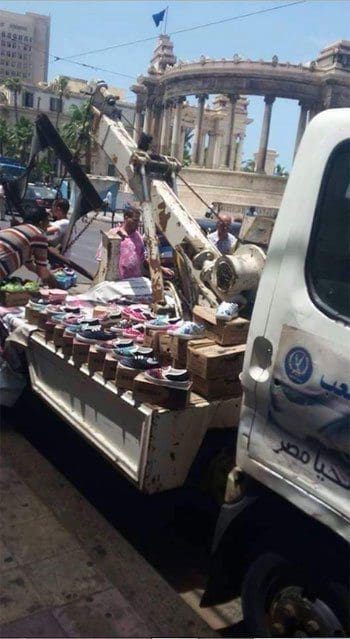 ونش مرور بالإسكندرية يبيع أحذية للمواطنين 