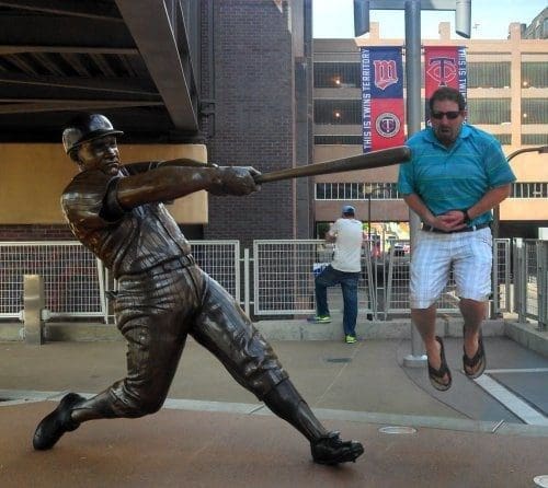 صورة لتمثال للاعب بيسبول وكأنه يضرب أحد الأشخاص بالعصا