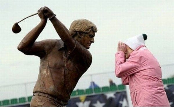 صورة لتمثال وكأنه يضرب امرأة