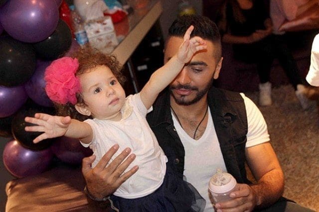 الفنان تامر حسني مع ابنته الثانية أمايا