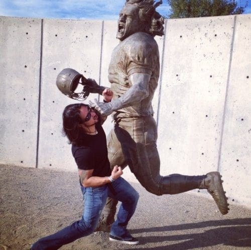 صورة لتمثال يمثل لاعب يقوم بضرب شاب