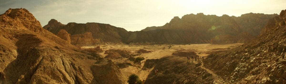 Hikers_in_SInai_Desert_valley