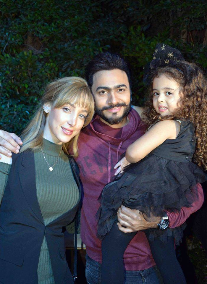 صورة للفنان تامر حسنى مع زوجته بسمة بوسيل وابنته