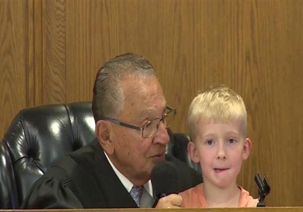 بالفيديو قاضي يستخدم طفل ليحكم علي والدة ولكن حكم الطفل يدهش جميع من في المحاكمة