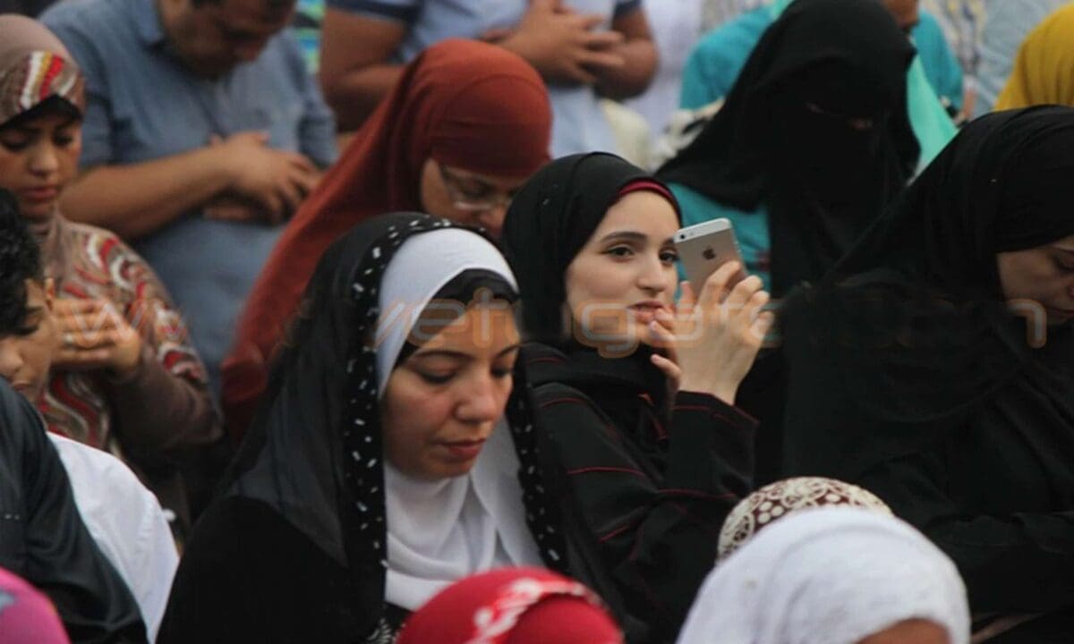 صلاة العيد بمسجد مصطفى محمود يشهد كارثة فتاة تلتقط سيلفي أثناء الصلاة
