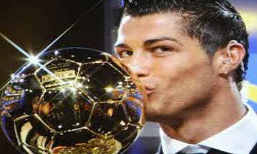 فرحة البرتغالى كريستانو رونالدو بعد الفوز بجائزة أفضل لاعب فى أوربا