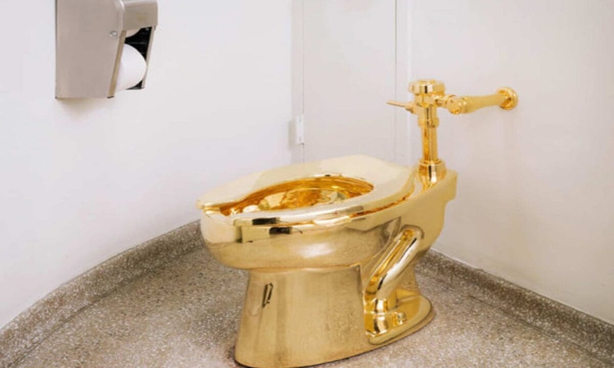 شاهد مرحاض ذهبي في متحف نيويورك ويحق للزائرين إستعماله