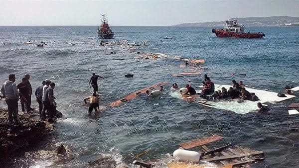 غرق مركب على متنه 300 مهاجر غير شرعي بكفر الشيخ وأنباء عن انتشال بعض الجثث