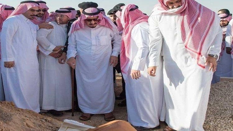 العاهل السعودي يشارك في تشييع ودفن الأمير تركي بن عبد العزيز 