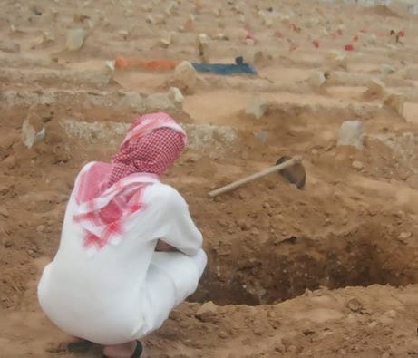 شاب سعودي ينبش القبور
