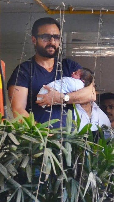سيف على خان يحمل مولوده الأول