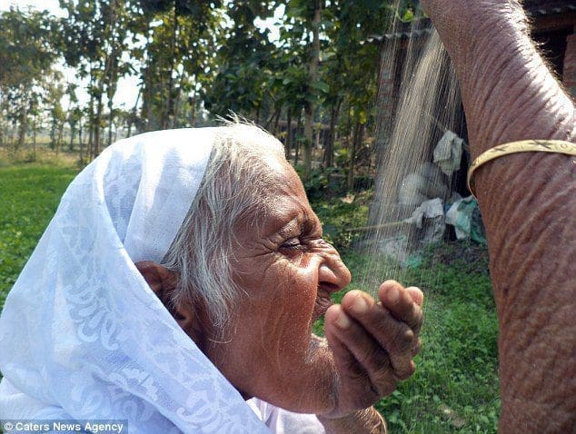 سيدة هندية مسنه تأكل الرمل