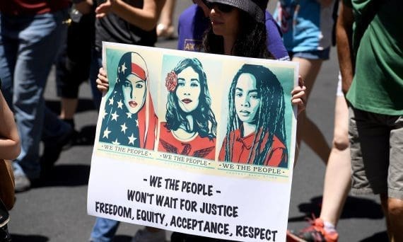 الفتاة المحجبة التي حمل المتظاهرين صورتها في المسيرات الرافضة لحكم للرئيس الامريكى دونالد ترامب