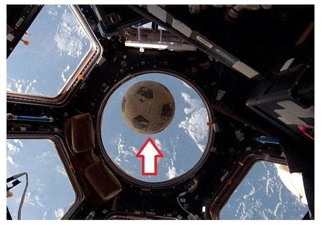 ''ناسا'' تنشر صورة لكرة قدم ارتطمت بزجاج المحطة الفضائية الدولية