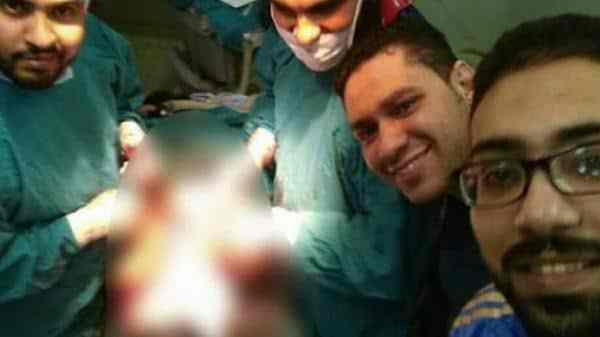 طبيب يلتقط صورة سيلقي في غرفة العمليات تخدش الحياء والمستشفى تحيله للنيابة الإدارية للتحقيق معه