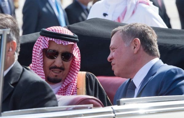 العاهل الأردني يستقبل ملك السعودية بسيارة ملكية تحمل ذكرى نادرة في حياة والديه 2