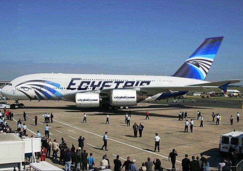 طائرة مصر للطيران في مطار القاهرة