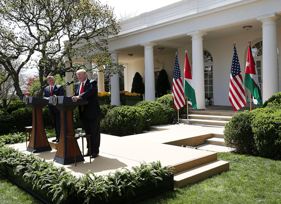 عدسات الكاميرا تكشف السر الذي جعل ملك الأردن يبدو بقامة أطول من الرئيس الأمريكي