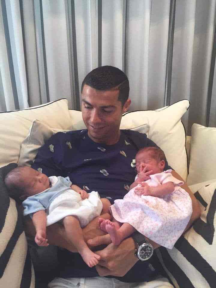 كريستيانو رونالدو مع طفليه التوأم